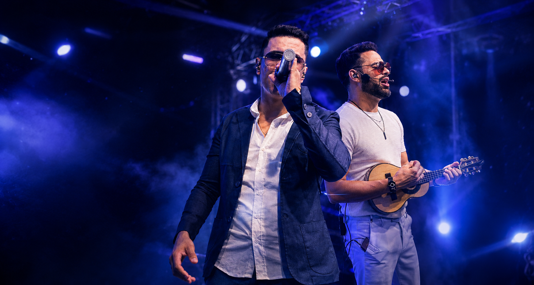 Rapha & Vinny durante apresentação ao vivo